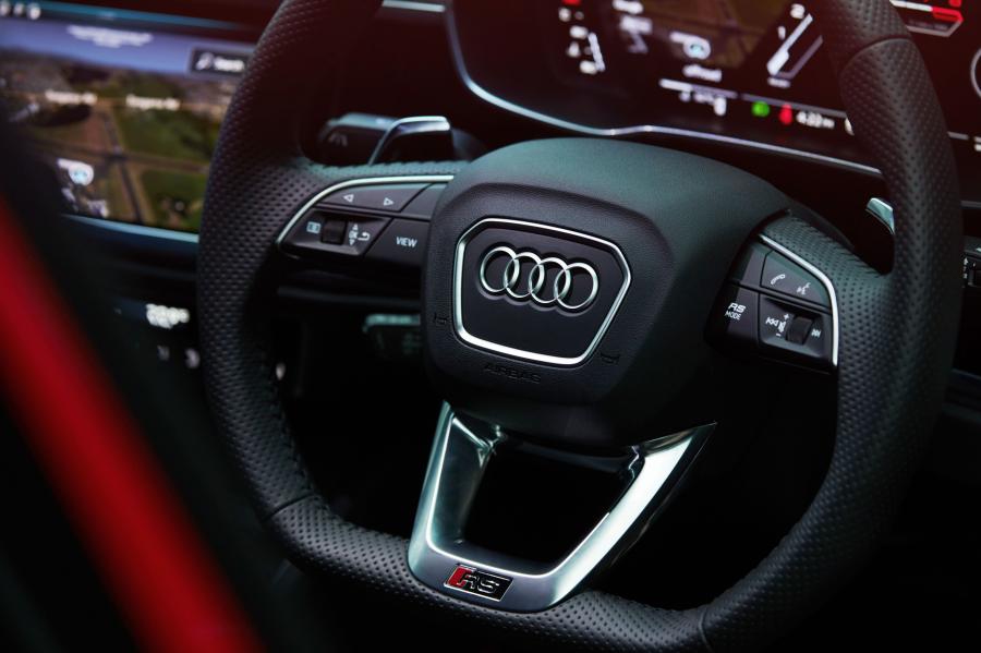 Детали интерьера Audi RS Q3 2020 года  (AU) (фото 24 из 31)